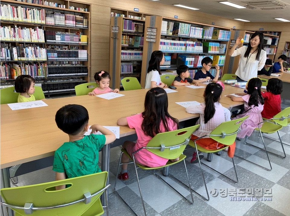 작은 도서관 수업에 참여한 김천지역 아동들.