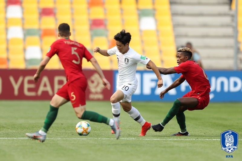 한국 U-20 대표팀 이강인이 포르투갈과의 1차전에서 문전돌파를 시도하고 있다.
