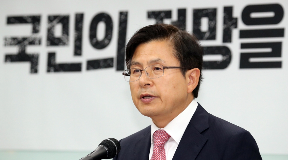 황교안 자유한국당 대표가 27일 서울 여의도 당사에서 '민생투쟁 대장정'을 마무리하는 기자회견을 하고 있다.