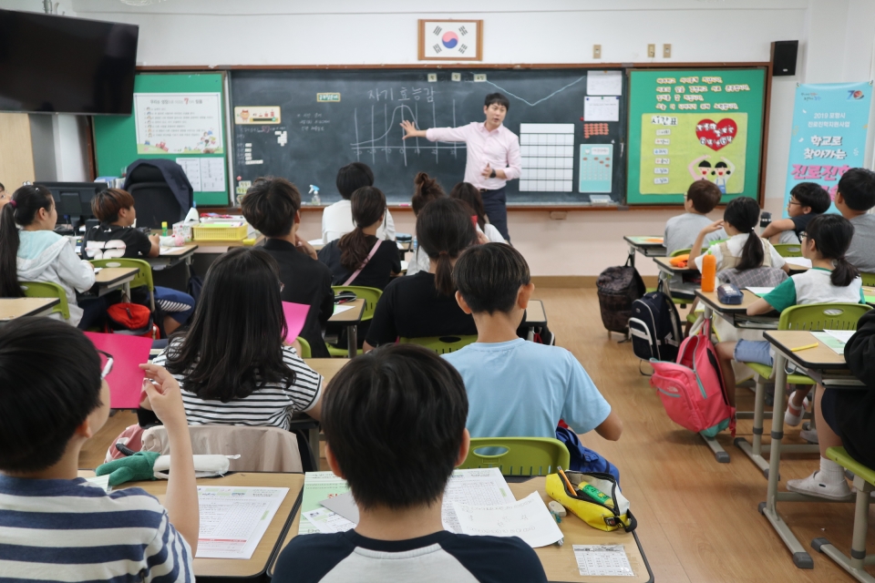 포항대흥초등학교 6학년 학생들이 지난달 31일 ‘찾아가는 진로진학워크숍’을 갖고 있다. 사진=포항대흥초등학교 제공