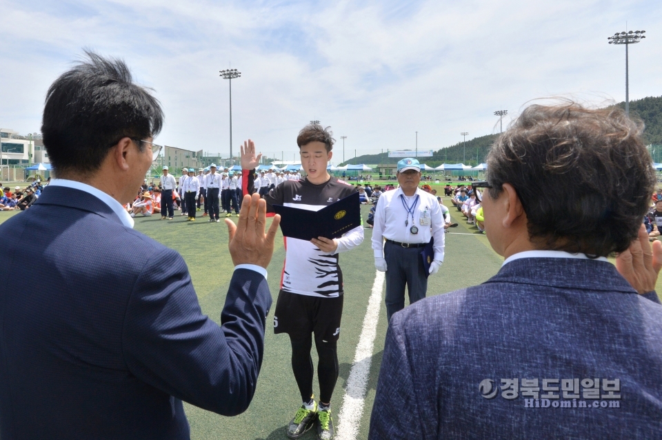 “페어플레이 다짐” 이번 대회에 출전한 선수 및 심판대표가 페어플레이를 다짐하며 선서를 하고 있다.