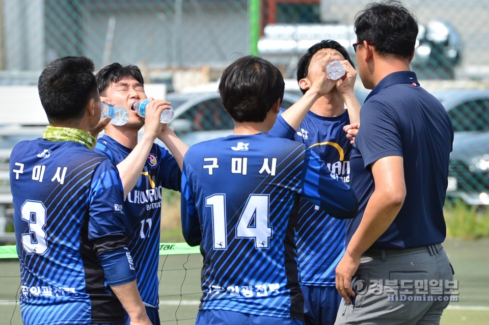“목 좀 축이고” 초청일반부에 출전한 구미시 선수들이 작전타임 중에 물을 마시고 있다.