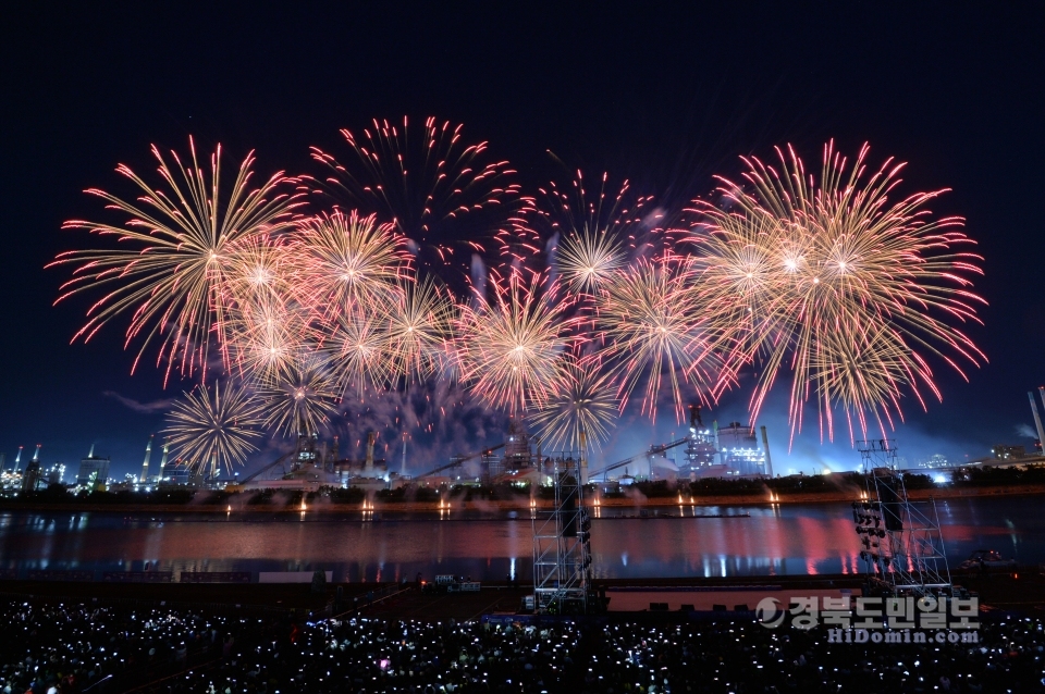 1일 오후 포항시 남구 형산강 체육공원에서 열린 '2019 포항국제불빛축제'에서 화려한 불꽃이 밤하늘을 수놓고 있다. 이날 행사에서는 한국, 일본, 캐나다 팀이 참여해 1시간 동안 포스코 포항제철소를 배경으로 화려한 불꽃놀이가 펼쳐졌다.