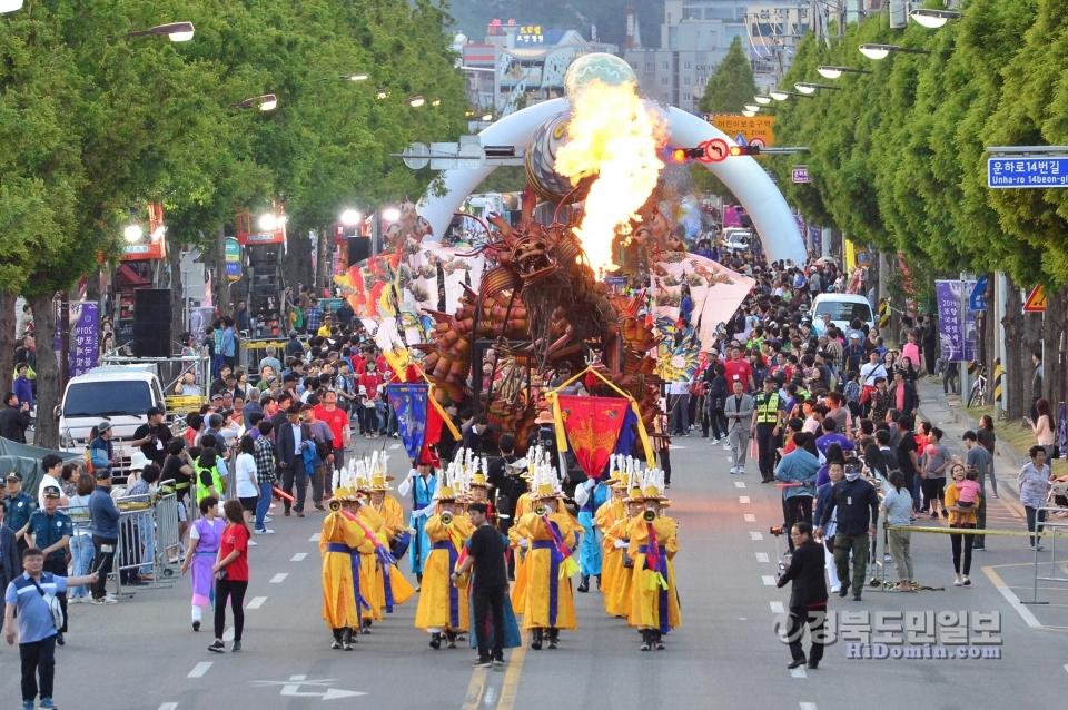 2019포항국제불빛축제 거리퍼레이드에서 거대 용이 불을 내뿜고 있다.