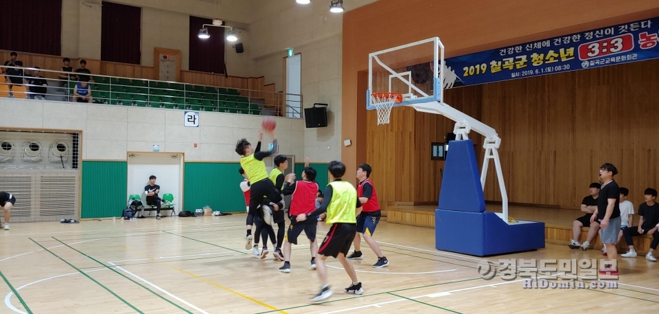 칠곡군 청소년 3:3 농구대회에서 학생들이 경기를 펼치고 있다.
