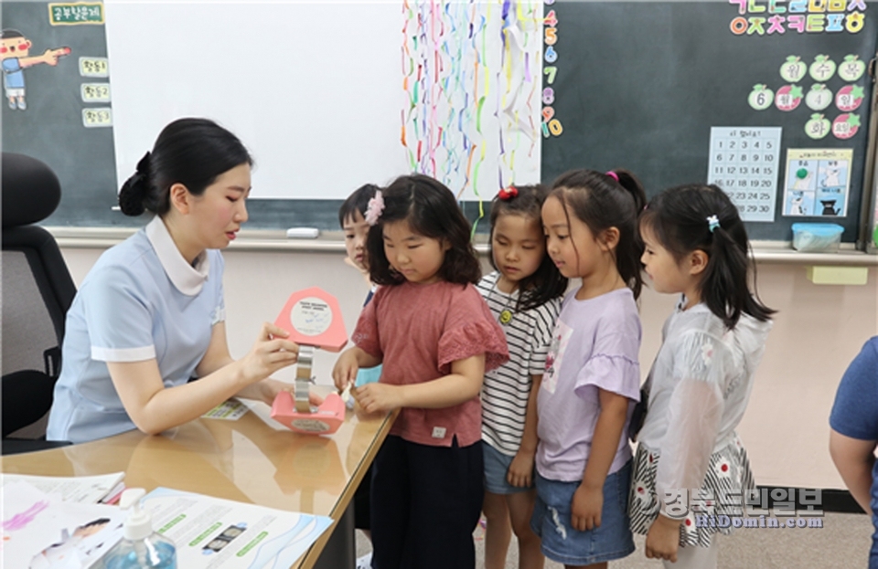 포항시북구보건소 구강보건실 치위생사가 포항대흥초 1학년을 대상으로 구강보건교육을 하고 있다.