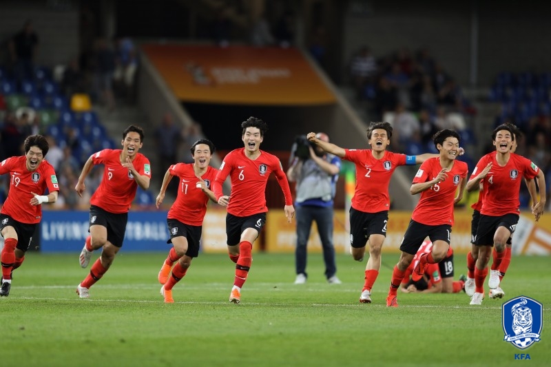 9일 오전(한국시간) 폴란드의 비엘스코 비아와에서 열린 '2019 국제축구연맹(FIFA) U-20 월드컵' 8강전 대한민국과 세네갈의 경기에서 승부차기 끝에 3대 2로 승리한 대한민국 선수들이 환호하고 있다. 사진=대한축구협회 제공