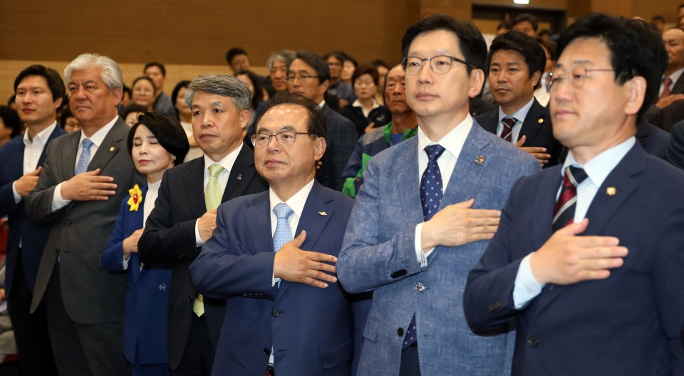 오거돈 부산시장, 김경수 경남지사, 김정호 국회의원 및 지역 주민등이 지난 27일 서울 여의도 국회 의원회관에서 열린 부·울·경 동남권 관문공항 검증결과 대국민 보고회에서 국민의례를 하는 모습. 사진=뉴스1