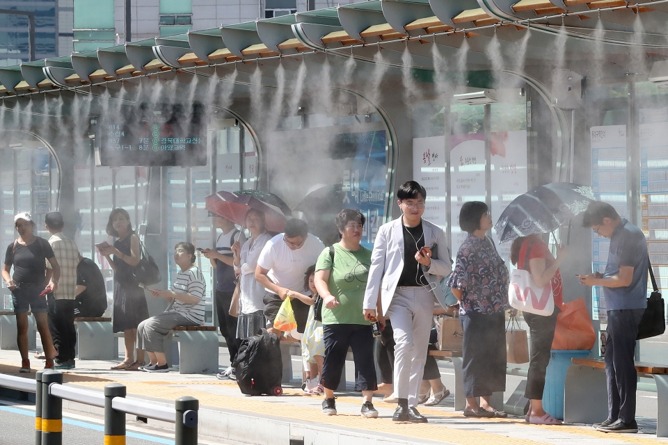 지난해 동대구역 앞 버스정류장에 설치된 쿨링포그. 사진=뉴스1