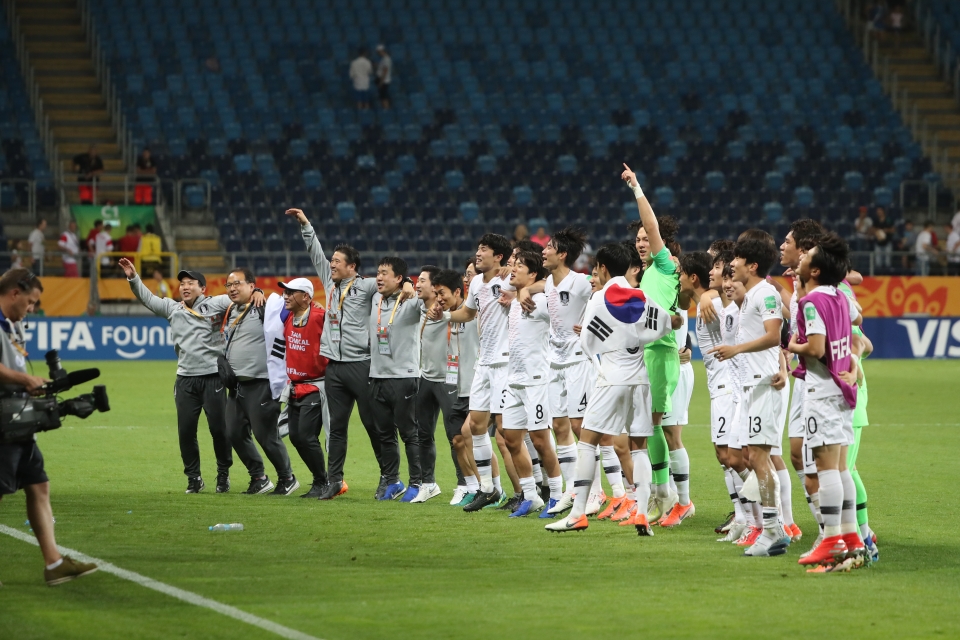 12일(한국시간) 폴란드 아레나 루블린에서 열린 '2019 국제축구연맹(FIFA) U-20 월드컵' 4강전 대한민국과 에콰도르의 경기에서 1대0으로 승리를 거둔 대한민국 선수들이 기뻐하고 있다. 대표팀은 오는 16일 우치에서 우크라이나와 결승전을 펼친다.