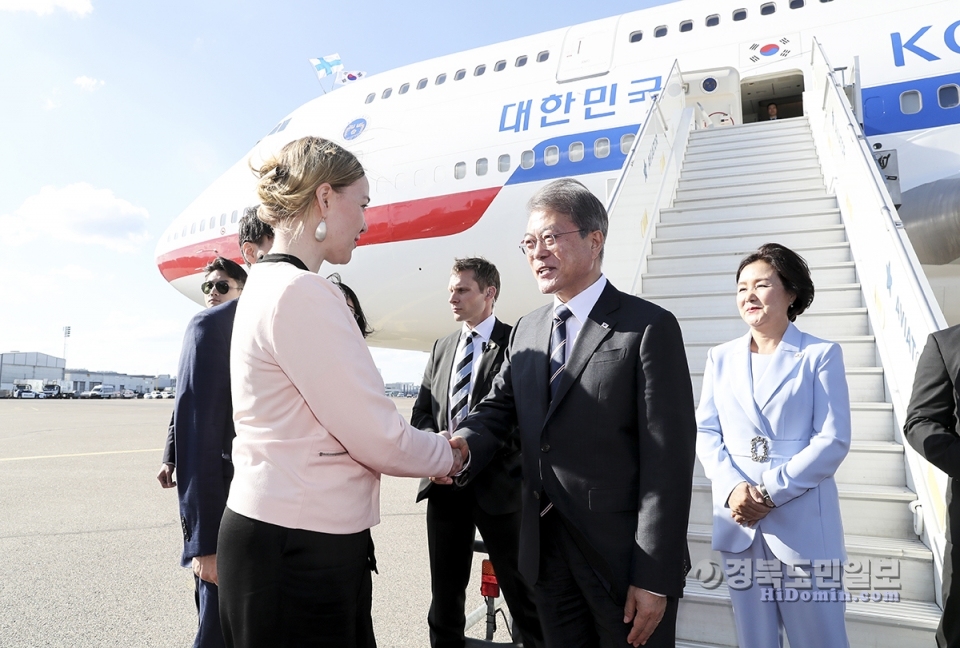 문재인 대통령과 김정숙 여사가 9일 오후(현지시간) 핀란드 헬싱키 반타공항에 도착, 환영인사와 인사를 하고있다. 사진=청와대 제공