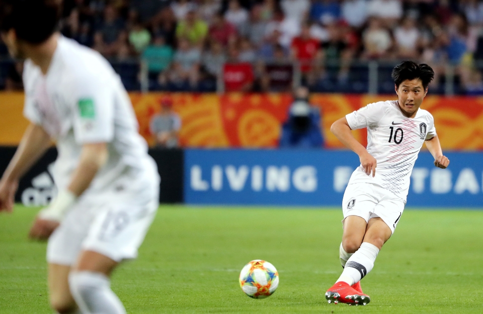 지난 11일 오후(현지시간) 폴란드 아레나 루블린에서 열린 ‘2019 국제축구연맹(FIFA) U-20 월드컵’ 4강전 대한민국과 에콰도르의 경기에서 이강인 선수가 최준을 향해 패스를 하고 있다. 이날 대한민국 대표팀은 1:0으로 에콰도르를 꺾고 사상 첫 결승 진출을 확정했다. 대표팀은 이탈리아를 꺾고 결승에 선착한 우크라이나와 오는 16일 우치에서 결승전을 펼친다.