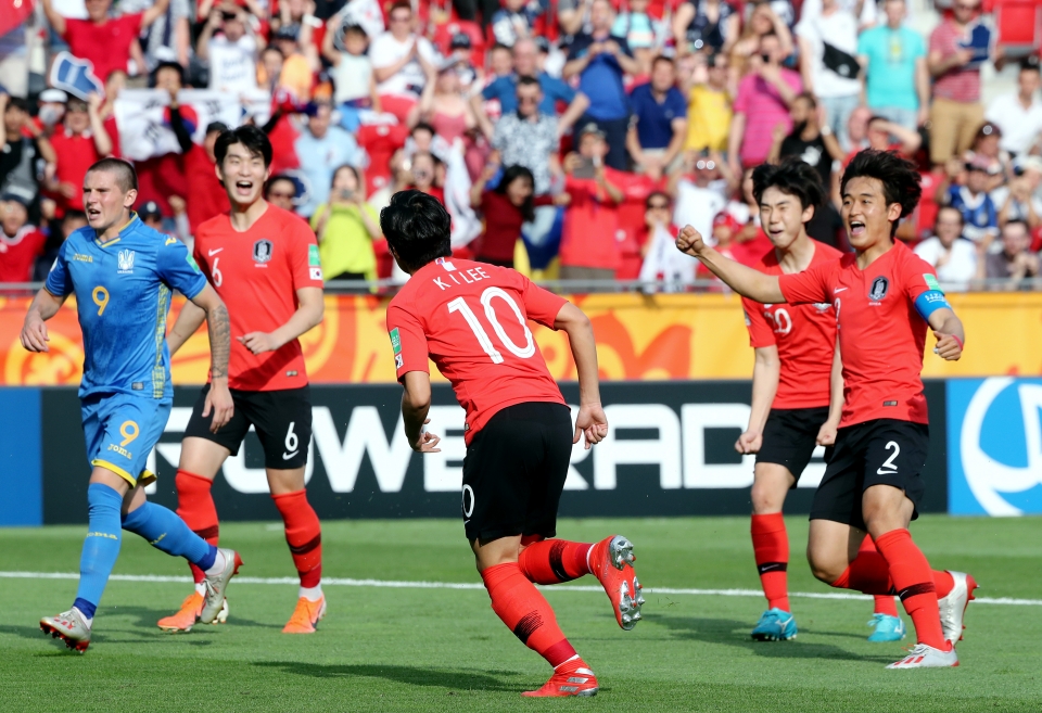 U-20 축구대표팀 이강인 선수가 16일 오전(한국시간) 폴란드 우치 스타디움에서 열린 ‘2019 국제축구연맹(FIFA) U-20 월드컵’ 결승전 대한민국과 우크라이나의 경기에서 패널티킥으로 선제골을 넣은 뒤 기뻐하고 있다. U-20 축구대표팀은 한국 남자축구 사상 첫 국제축구연맹(FIFA) 주관 대회 결승 진출이라는 새로운 역사를 썼다.