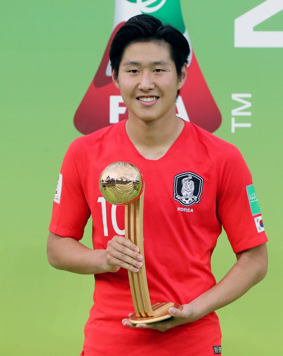 U-20 축구대표팀 이강인 선수가 16일 오전(한국시간) 폴란드 우치 스타디움에서 열린 ‘2019 국제축구연맹(FIFA) U-20 월드컵’ 결승전 대한민국과 우크라이나의 경기에서 3:1로 패하며 준우승을 차지한 가운데 골든볼을 수상한 후 포즈를 취하고 있다.