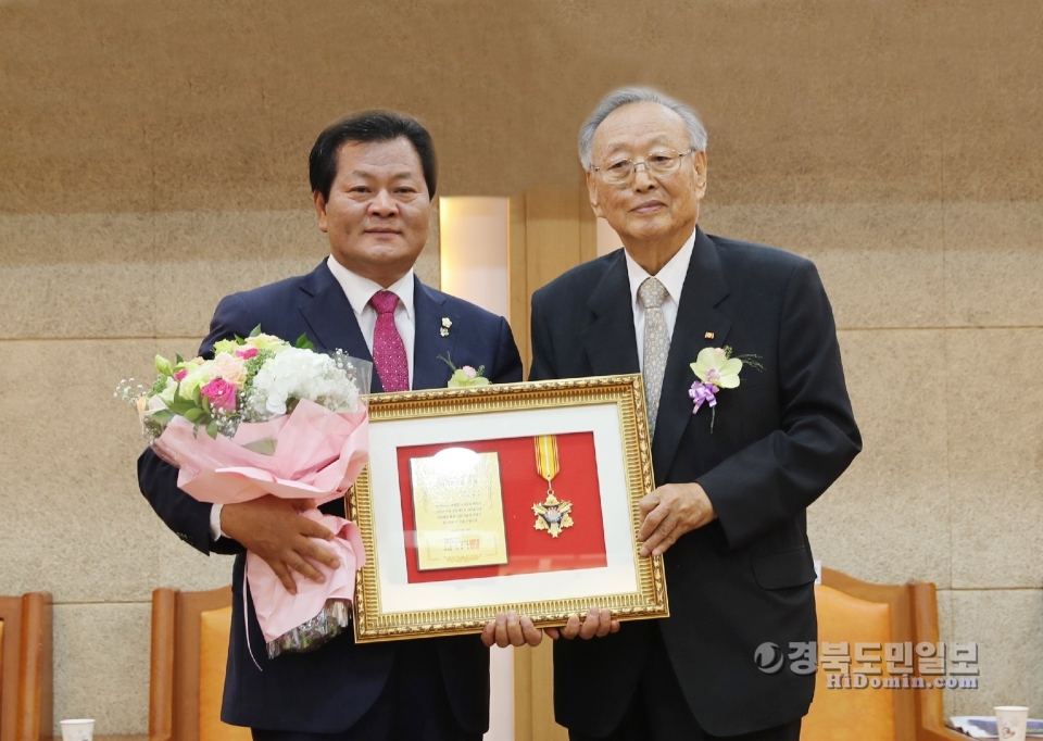 '대한민국 바른지도자상'을 수상한 손광영 의원(왼쪽)이 기념촬영을 하고 있다.