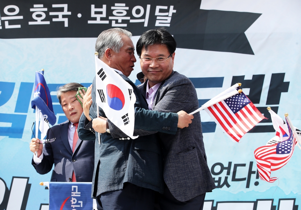 홍문종 자유한국당 의원이 15일 오후 서울역 광장에서 열린 태극기집회에서 탈당을 선언한 뒤 허평환 천만인무죄석방운동본부 공동대표와 포옹하고 있다. 홍 의원은 조원진 대한애국당 대표와 함께 친박 신당인 '신 공화당'을 만들 예정이다. 사진=뉴스1.