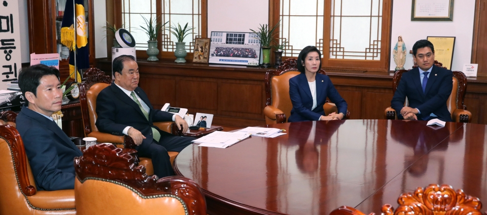 문희상 국회의장과 이인영 더불어민주당, 나경원 자유한국당, 오신환 바른미래당 원내대표는 18일 오후 국회의장실에서 회동을 갖고 국회정상화 방안을 논의했으나 의사일정을 잡는데 실패했다.