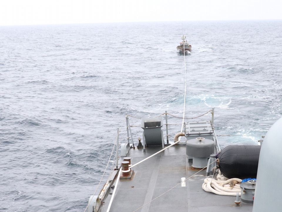 11일 속초 동북방 161㎞ 지점(NLL 이남 약 5㎞지점)에서 표류중인 북한 어선 1척을 우리 해군 함정이 발견해 예인하고 있다. 뉴스1