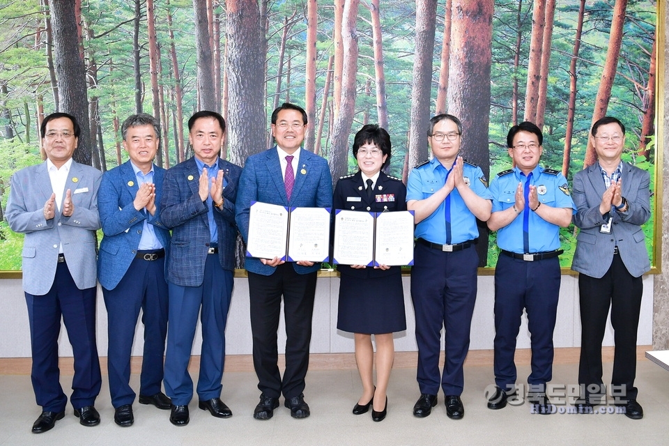 전찬걸 울진군수와 박경순 울진해양경찰서장 등 관계자들이 협약 체결 후 기념촬영을 하고 있다.