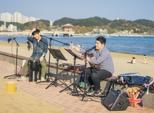 영일대해수욕장에서 지역 버스킹팀이 공연을 하고 있다.