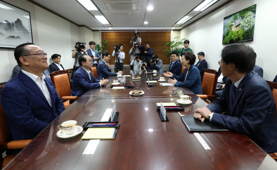 김현미 국토교통부장관이 20일 오후 서울 용산구 국토교통부 서울용산사무소에서 김경욱 국토교통부 제2차관, 김경수 경남도지사, 오거돈 부산광역시장, 송철호 울산광역시장 등과 김해신공항 관련 현안사항을 논의하고 있다. 사진=뉴스1