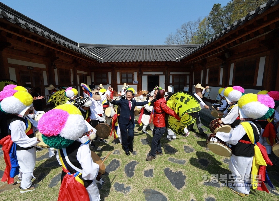 오도창 영양군수가 시민들과 함께 고택 풍물놀이를 즐기고 있다.