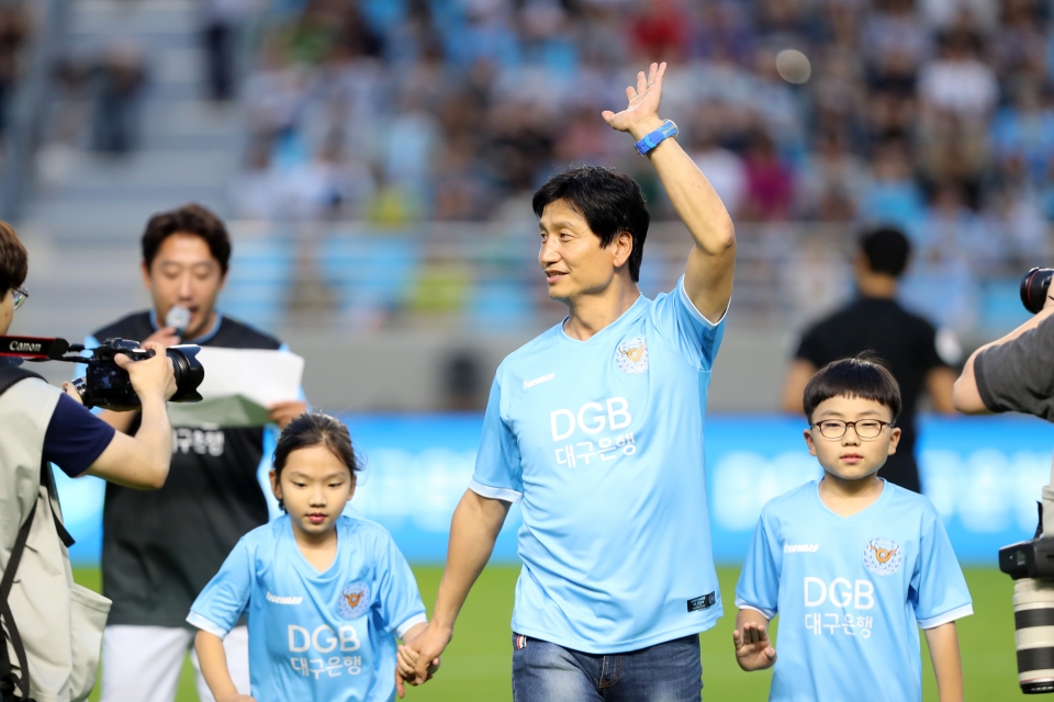 2019 FIFA U-20 월드컵에서 준우승을 거둔 국가대표팀 정정용 감독이 지난 22일 오후 대구 북구 고성동 대구FC 홈구장 DGB대구은행파크에서 열린 프로축구 ‘하나원큐 K리그1 2019’ 대구FC와 FC서울의 경기에서 축구 팬들을 향해 인사하고 있다.