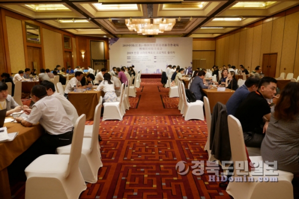 한·중 로봇산업 관계자들이 지난달 25일 중국 난징 진링호텔에서 로봇 수출 상담을 벌이고 있다. (출처=한국로봇산업진흥원)