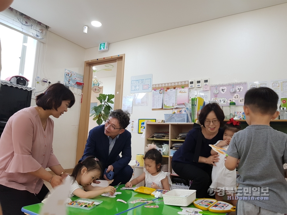 시립남천어린이집을 찾아 운영의 애로사항을 경청하는 김상우 면장 모습.
