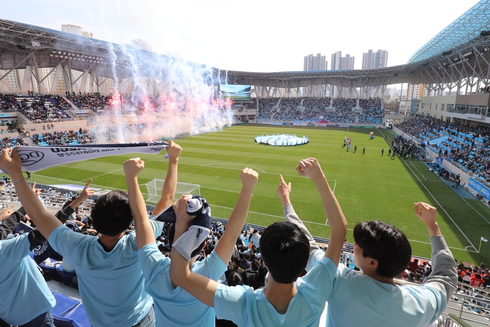 지난 9일 오후 대구 북구 고성동에 새롭게 문을 연 축구전용구장 DGB대구은행파크에서 열린 ‘하나원큐 K리그1 2019’ 대구FC와 제주 유나이티드와의 경기 시작을 알리는 축포가 터지고 있다.