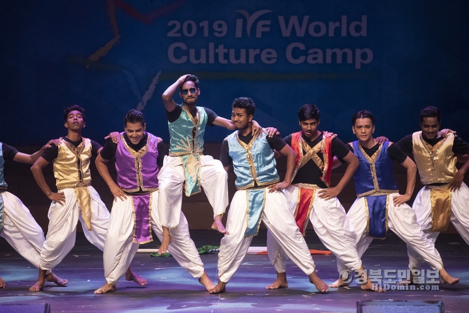 지난해 열린 ‘2018 그라시아스 콘서트’에서 인도공연팀이 자국의 전통춤을 추고 있다.