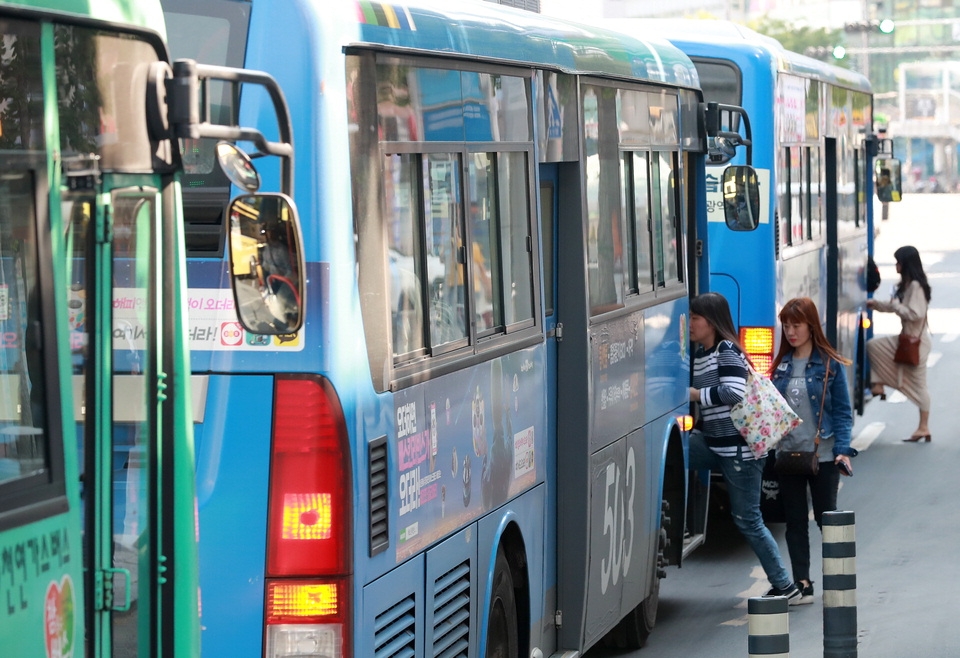 대구 시내버스 운전기사들이 주 52시간 근무제에 따른 임금 보전 등을 요구하며 파업을 예고한 가운데 9일 대구 중구의 한 시내버스 정류장에서 시민들이 버스에 탑승하고 있다. 뉴스1