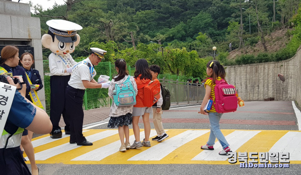 포항북부경찰서에서 개학기 어린이 교통안전 종합대책의 일환으로 교통안전 캠페인을 실시하고 있다.