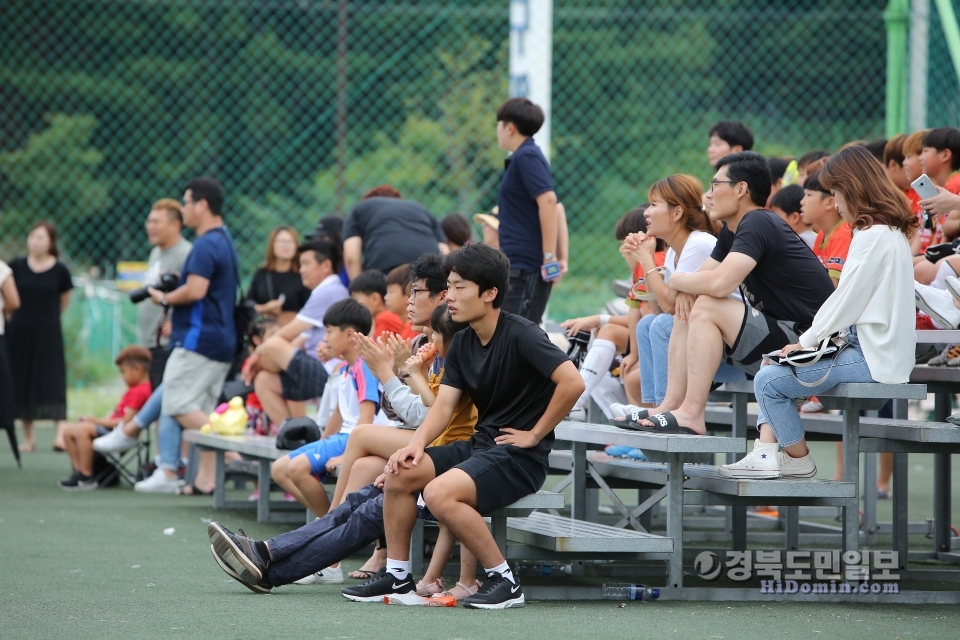 무더위도 한풀 꺾인 지난 24일 양덕축구장을 찾은 학부모들이 진지한 표정으로 선수들의 경기를 관람하고 있다.