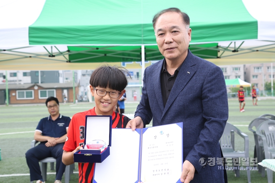 오염만 포항시축구협회장이 U-11 최우수 선수에게 상장과 상패를 전달한 뒤 기념촬영을 하고 있다.