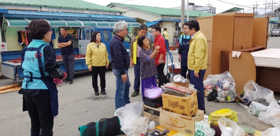 지난 5일, 강석호 국회의원이 태풍 '미탁'의 집중호우로 발생된 수해복구 현장을 방문해 피해상황을 살펴보고 있다. 사진=강석호 국회의원 의원실