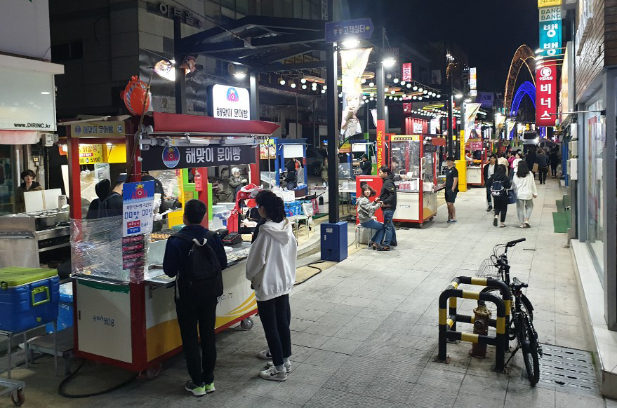 12일 오후 경북 포항시 영일만친구 야시장이 태풍 하기비스의 영향으로 손님들의 발길이 한산하다. 지난 7월 26일 길거리 음식 판매대 36개 등 총 40곳으로 개장한 야시장은 개장 70여 일만에 점포 9곳이 문을 닫았다. 뉴스1