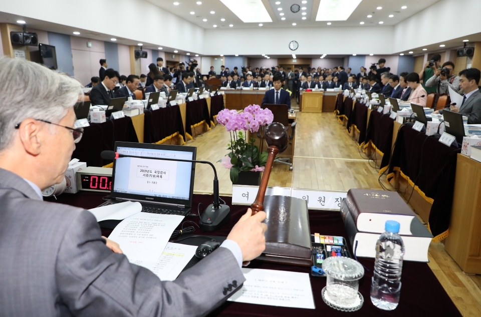 여상규 법제사법위원장이 11일 오전 대구 수성구 범어동 대구고등법원 대강당에서 열린 국회 법제사법위원회의 대구고등·지방·가정법원, 부산고등·지방·가정법원, 울산지방·가정법원, 창원지방법원에 대한 국정감사에서 개회를 선언하고 있다. 뉴스1