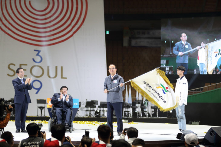 19일 서울 잠실실내체육관에서 열린 제39회 전국장애인체육대회 폐회식에서 윤종진 경북도행정부지사가 대회기를 전달받고 이 대회기를 좌우로 흔들고 있다. 사진제공=경북도 제공