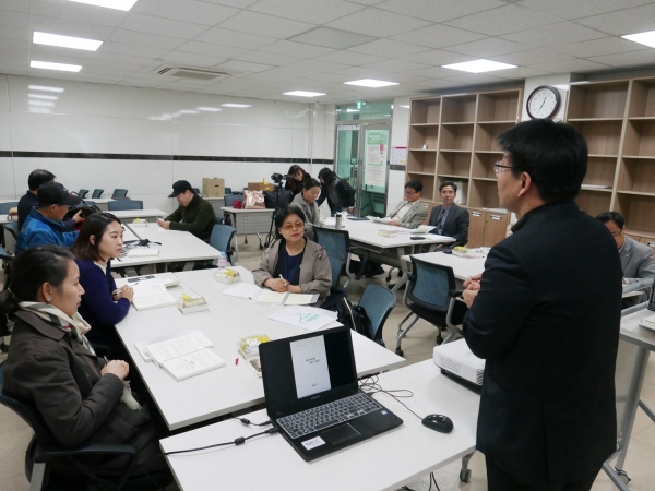 제5기 시민 ‘아키비스트’ 수강생들이 교육을 수강하고 있다. 사진=안동시 제공