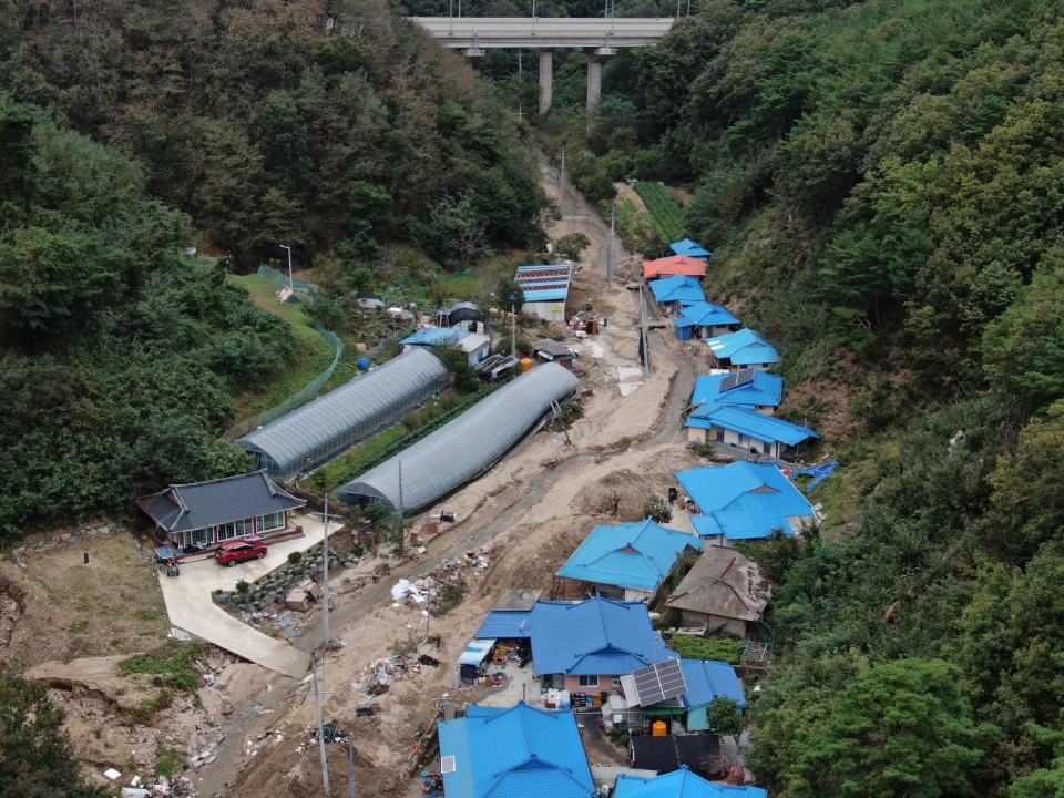 지난 7일 태풍 '미탁'으로 산사태가 난 경북 울진군 기성면 망향2리에서 주민들이 마을을 뒤덮은 토사를 치우고 있다. 울진은 경북 동해안에서 가장 큰 피해를 입었다. 뉴스1