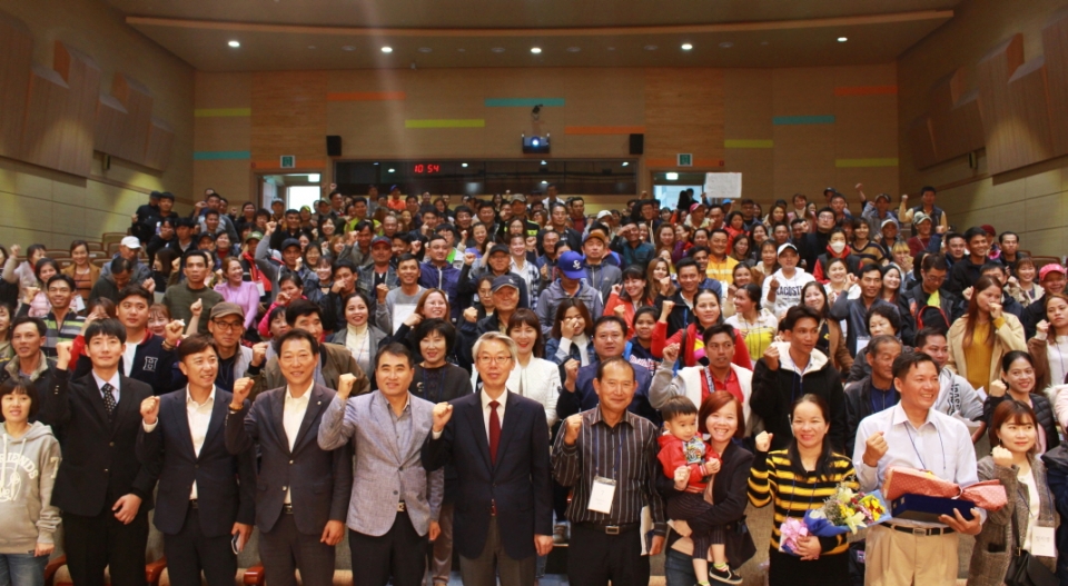 포항시는 지난 1일 본격적인 과메기철을 맞아 입국한 148명의 외국인계절근로자, 고용업체, 다문화가족들과 ‘2019년 수산물가공업분야 외국인계절근로자 발대식’을 진행했다. 사진=포항시 제공