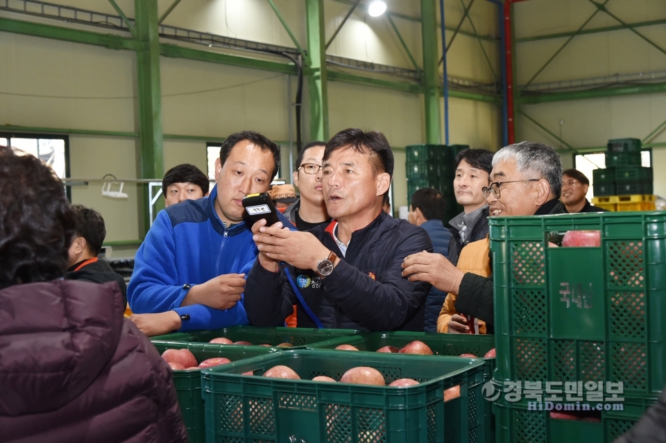 윤경희 청송군수가 지난8일 청송군 농산물공판장 첫개장 현장을 찾아 경매현황을 지켜보고있다.