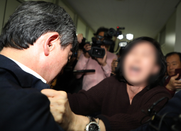 양승동 KBS 사장이 6일 오후 독도 소방헬기 사고 실종자 가족 대기실이 있는 대구 달성군 강서소방서를 방문해 사과하려다 가족들의 항의를 받고 있다. 가족들은 소방헬기 추락 당시 촬영된 동영상 원본 공개와 함께 동영상을 촬영한 엔지니어, 영상을 이용해 소방헬기 추락 기사를 보도한 기자, 양승동 KBS 사장이 함께 와서 사과해야 한다고 주장했다. 뉴스1