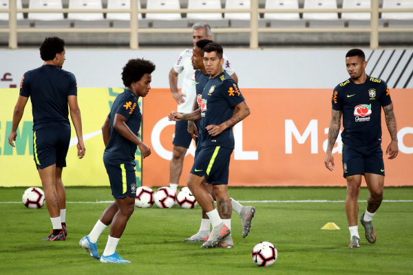 브라질 축구대표팀 가브리엘 제주스(오른쪽부터), 호베르투 피르미누, 윌리안이 17일(현지시간) 오후 아랍에미리트 아부다비의 알나흐얀 스타디움에서 훈련을 하고 있다. 뉴스1
