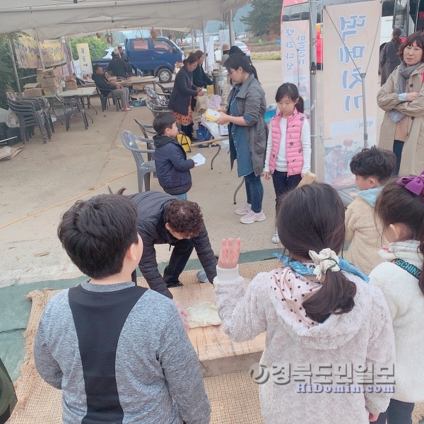 경북 성주군이 별의별 성주 버스투어에 참가자들이 떡매 체험을 하고 있다. 사진=성주군청 제공