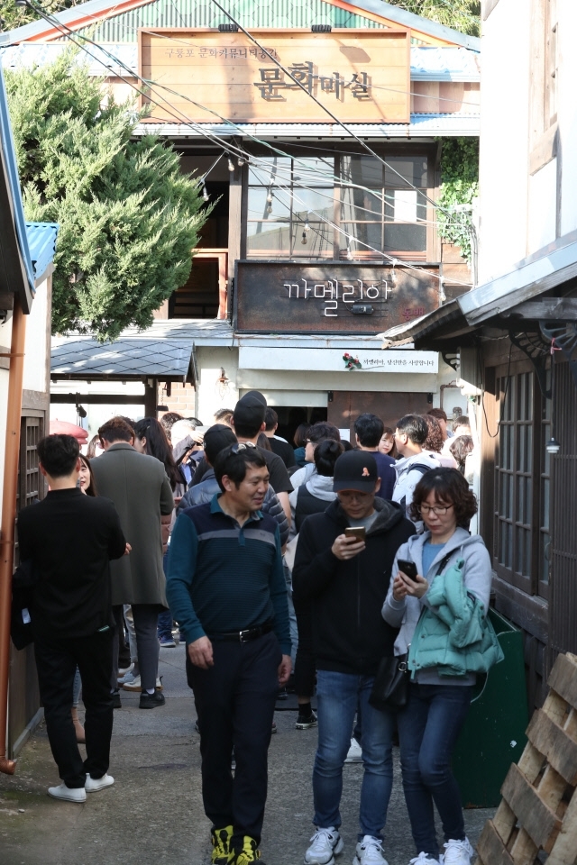 일본인 가옥거리의 ‘문화마실’과 ‘포항 까멜리아’에는 평일에도 외지인들로 북적거린다.<br>