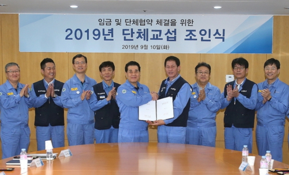 포스코 노사는 지난 9월 10일 오전 경북 포항시 본사에서 2019년 임금 및 단체협약 체결 조인식을 가졌다.