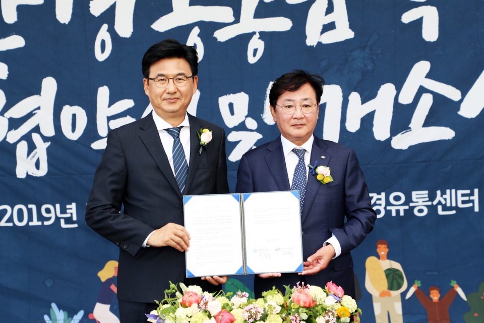 박성수 송파구청장(좌)과 권영세 안동시장이 지난 5월 안동의 친환경농산물 공급을 위한 업무협약을 체결했다.