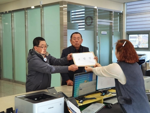 군위군통합신공항추진위원회는 지난 13일 경북지방경찰청을 찾아 김화섭·박한배 공동위원장 명의로 김주수 의성군수를 고소했다.